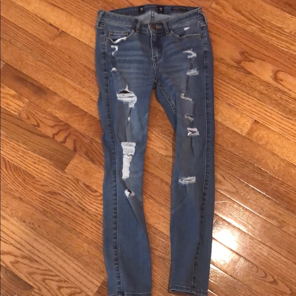 Barely worn low rise crop hollister jeans